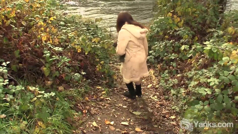 Yanks: Chesty amateur Amber masturbating outdoors