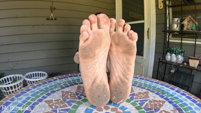 Mr Dimples: Předvádím své špinavé nohy