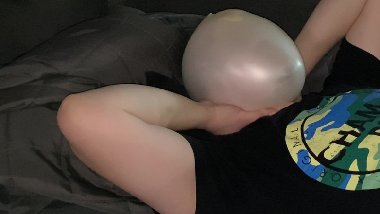ButHoleDildoLover: My third breathplay - I blow up my latexglove mask