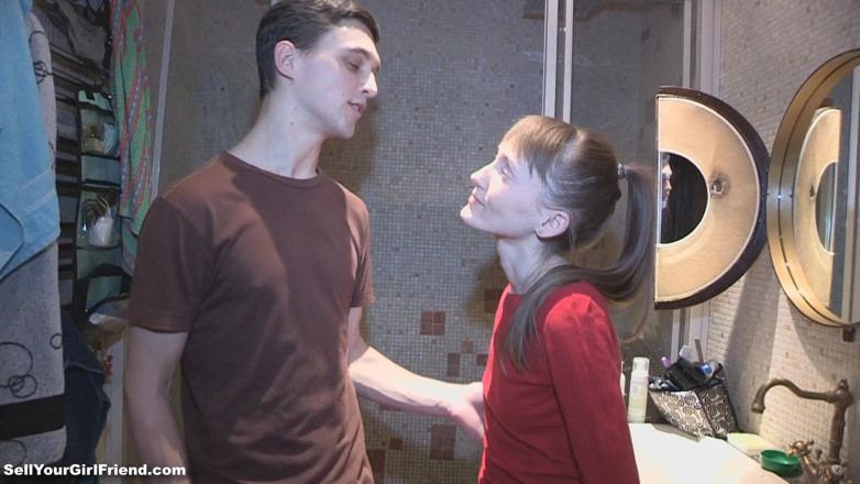 Sell Your GF: Dünnes teen geknallt und auf den arsch vor ihrem freund...