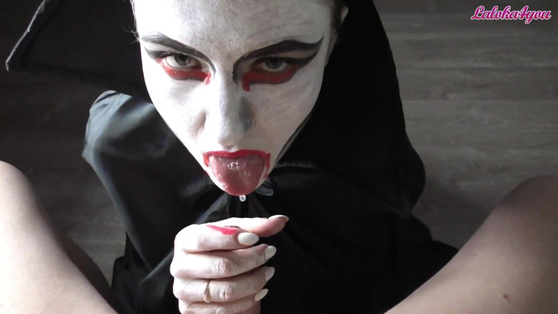 Laloka4you: Vampirmädchen lutscht leidenschaftlich großen schwanz, um im mund zu kommen