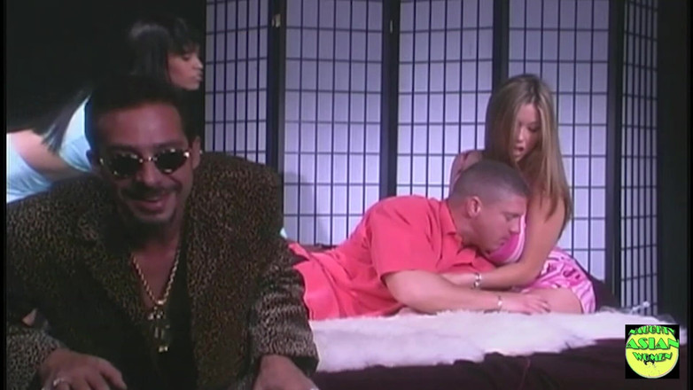 Naughty Asian Women: Pickup Artist montre comment il satisfait les deux bombasses asiatiques à...