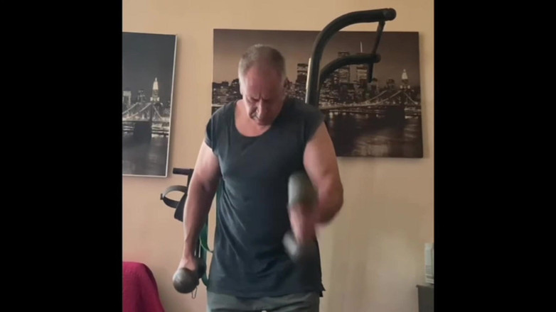 Alex Igogo: वर्किंग आउट और हस्तमैथुन