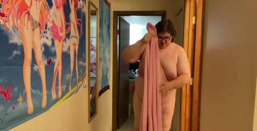 Moobdood: Endlich konnte ich ein Badetuch finden, das tatsächlich um mich...