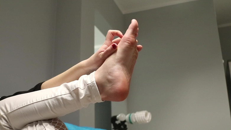 Anna Booty: Voeten spelen tijdens het tv kijken