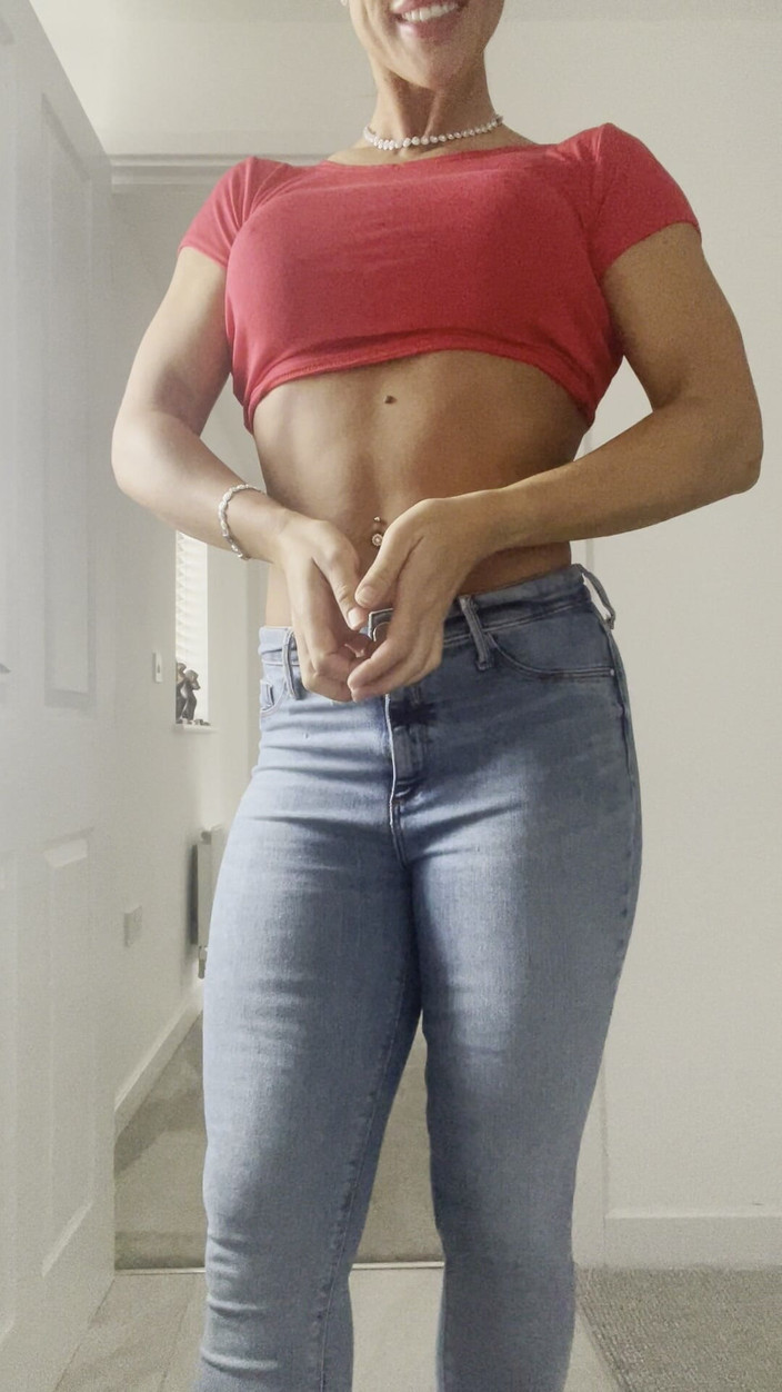 CALLIE ROKS: Мускулистая позирует кубиками, влажный бурный душ, мокрая футболка