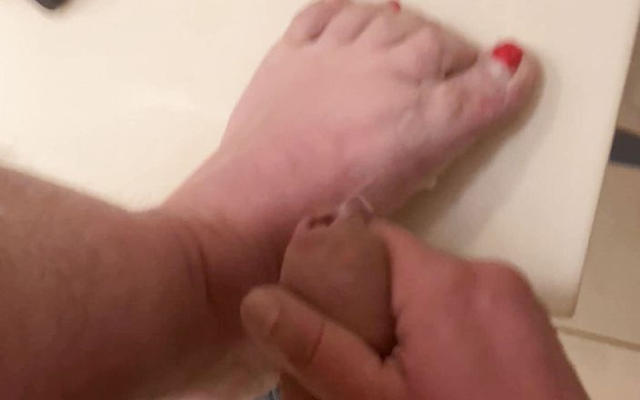 Thiccdiccvers: Cuming on my toes