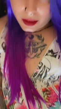 Ragazza trans tatuata e il suo getto di sperma
