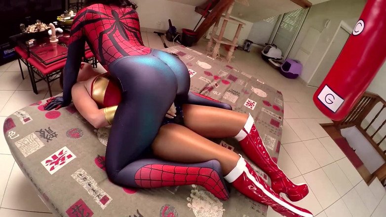 Nylon Xtreme: Missy Charme 그리고 Nora Luxia Wonder vs 스파이더걸