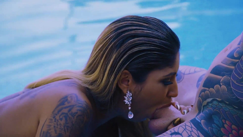 Club Anissa Kate: Venus Aphrodite, copiously expanded by the pool