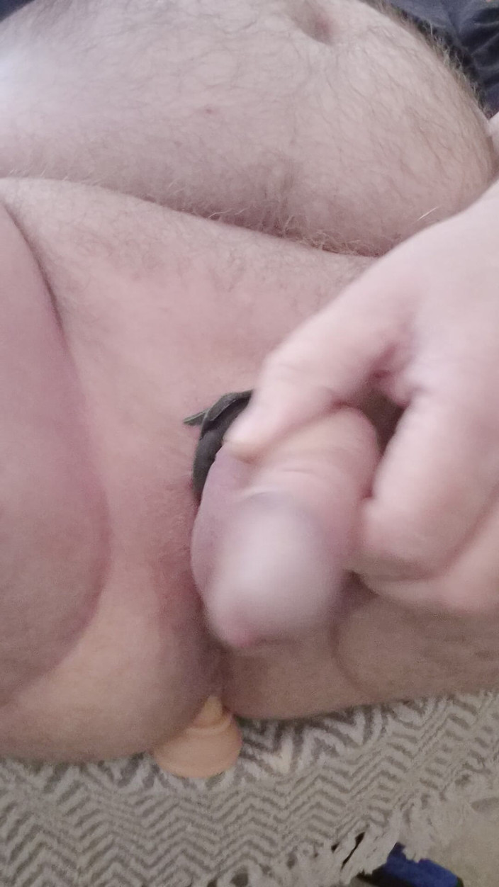 Pellefnatt: Kakek Duduk Di Kursi Kaki Dan Bermain Dengan Kemaluannya Dengan...