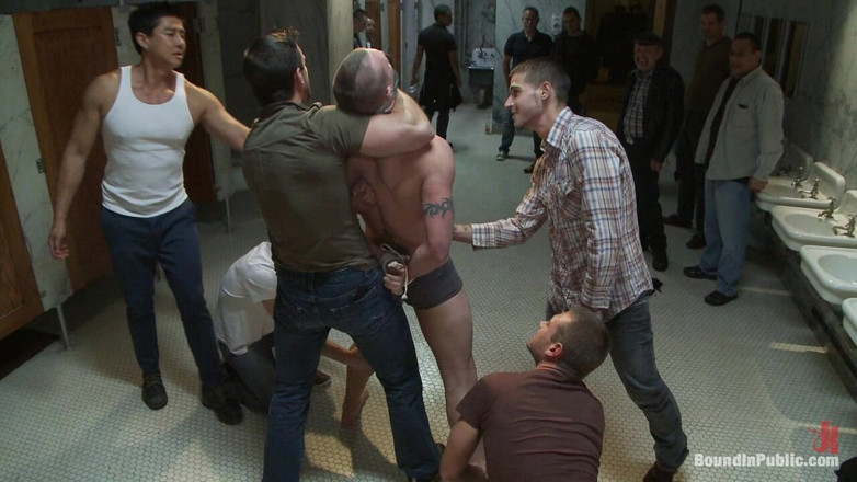 Bound in public: 摔跤手在公共卫生间里因输掉比赛而被饥渴的人群轮奸。