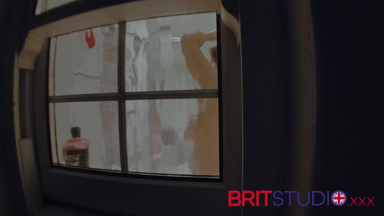 Brit Studio: Tú miras a tu vecina en la ducha
