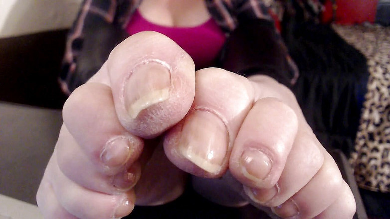 Abby Anna: Nahaufnahme, lange echte zehennägel