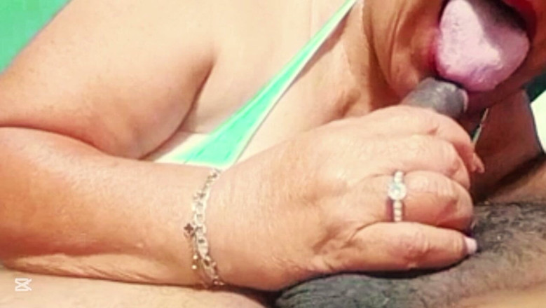Milfta boohot: Madura MILF rica de 60 anos enfia pau na boca e...