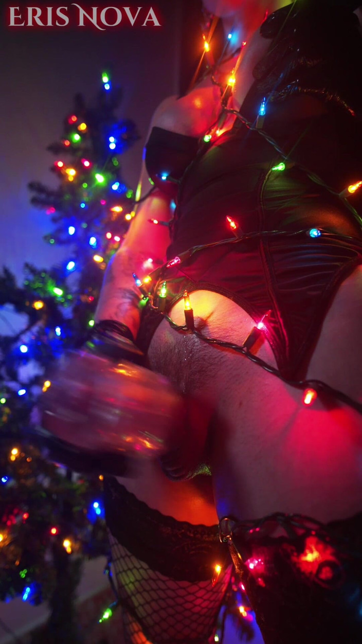 Eris Nova: Eris Nova se branle enveloppée dans les lumières de Noël