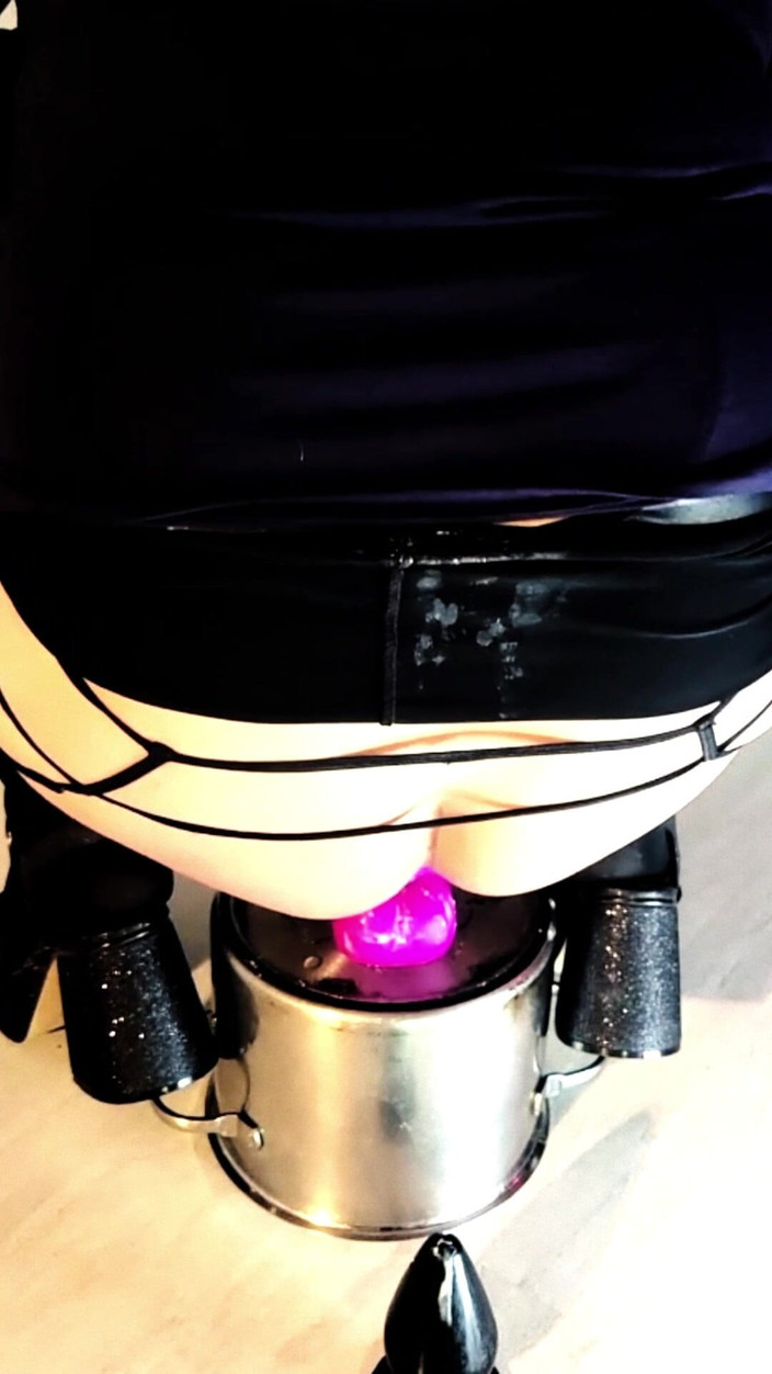 kandiKane: Pantat bahenol cewek transeksual ini dientot habis-habisan sama dildo ukuran...