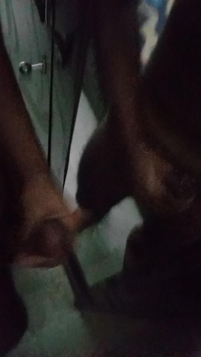 Raaz26d: Desi gespierde jongen geolied zijn lul en masturbeert voor de...