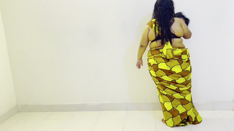 Aria Mia: Pembantu rumah desi cantik tersangkut di bawah katil semasa membersihkan...