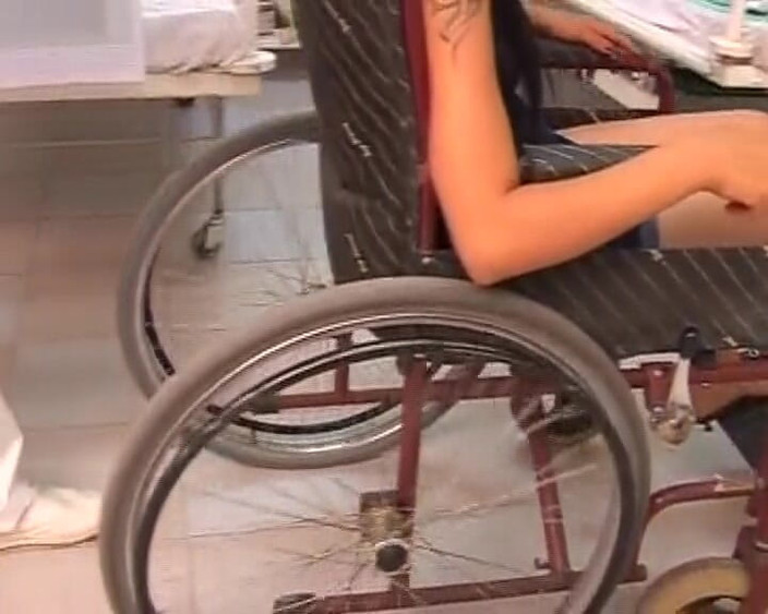 Deutsche XXX Filme: Une bombasse allemande sexy reçoit un creampie par un docteur...