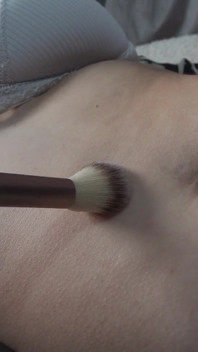 Une Latina Joue Avec Son Ventre Et Son Nombril Avec Ses Doigts Puis Joue Avec Lui Avec Une Brosse De Peinture