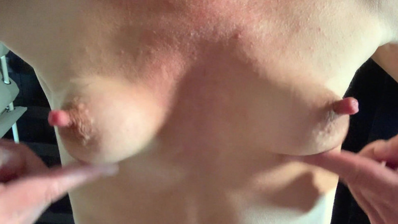 Lolacam: Small Tits Long Nips