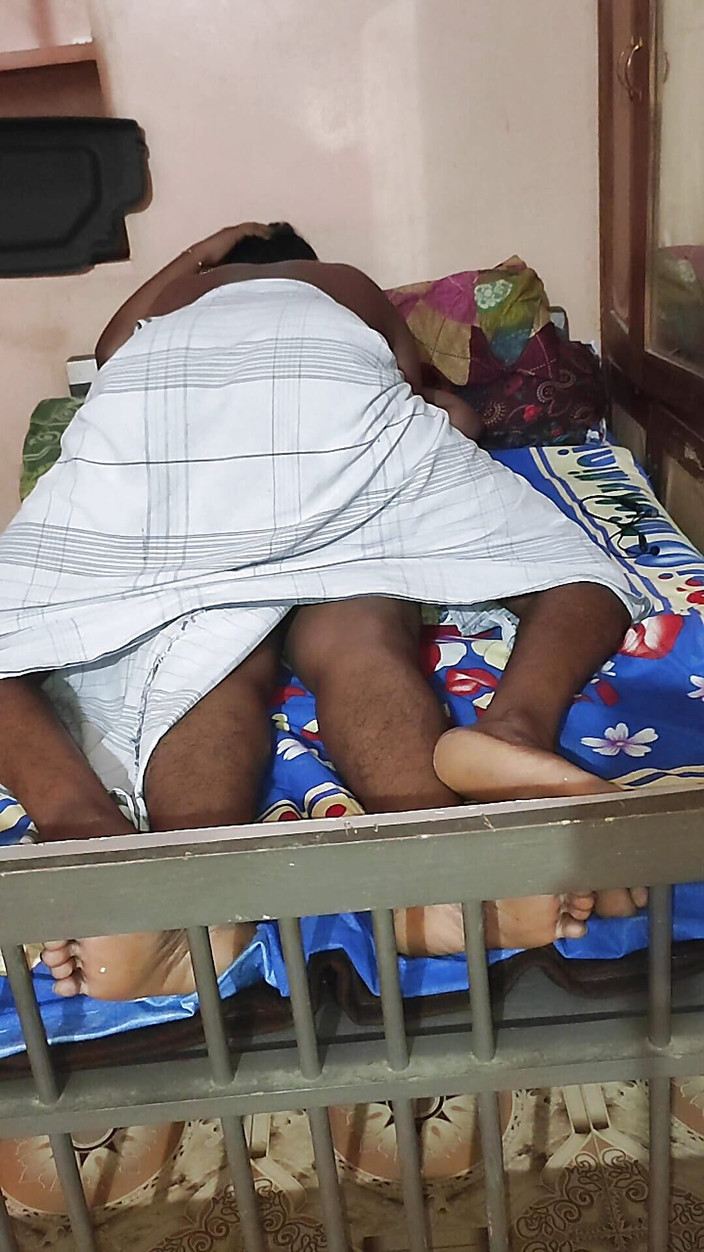 Realmallucouplevlog: 남편이 정상에 오르는 것을 허락하지 않는 Mallu 타밀 소녀 Varsha