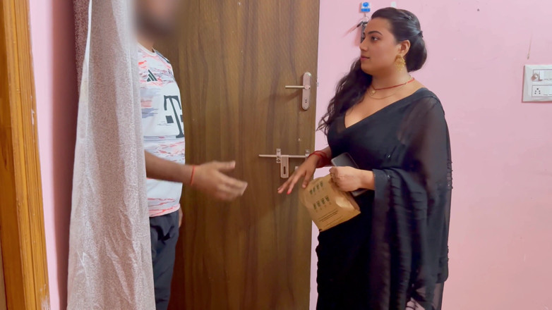 Hotty_ragini: Ragini Bhabi Sex with Blinkit Delivery Boy, Full Hindi Video...