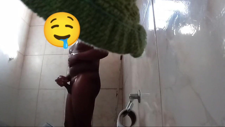 Office Hot: Подруга принимает душ