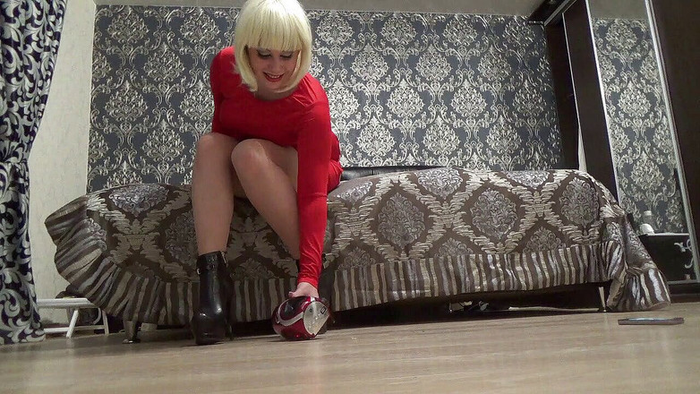 Goddess Misha Goldy: Estoy aplastando tu reproductor de audio