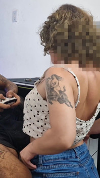 Femme salope. Éjaculation torride sur son cul.