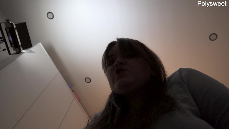 Polly Sweet: Інструкції для мастурбації в одязі, поклонятися ногам господині та її страпону