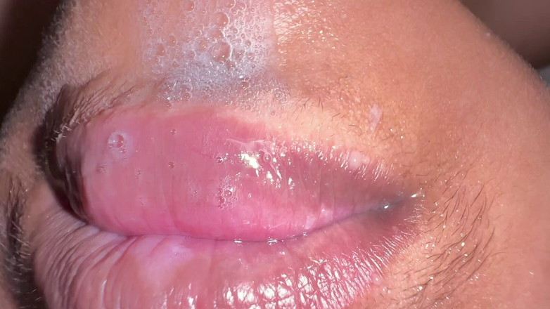 Aria Mia: Schlampiger blowjob