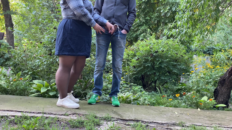 OurFetishLife: पेंटीहोज पहनी चोदने लायक मम्मी को सितंबर में गोल्डन शॉवर मिलता है