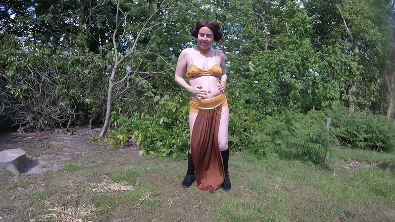 Littlevixen: Cosplay della principessa Leia nel giardino