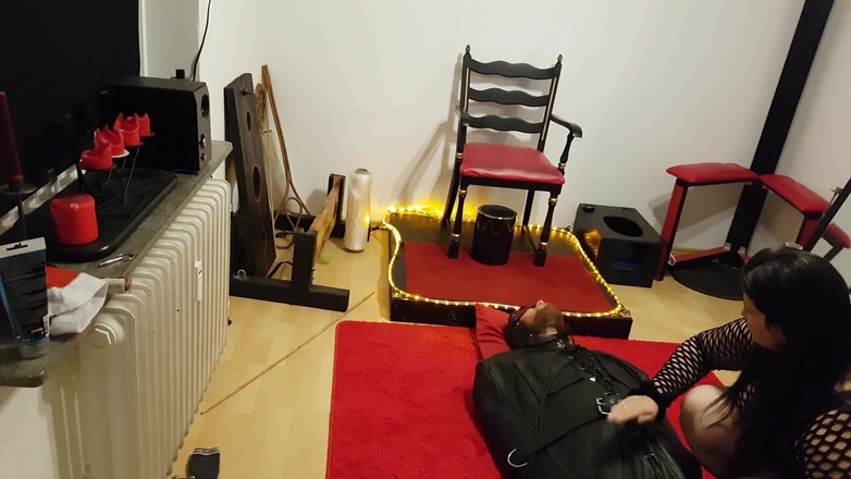 DOMINATRIX6: 穿着皮袋的Lave 第1部分 - 熟女domina挑逗被绑住的鸡巴，并拒绝捆绑SM