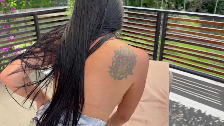 Rioc69: Velká latinskoamerická brunetka nemůže odolat a šuká chlapa s velkým černým penisem...