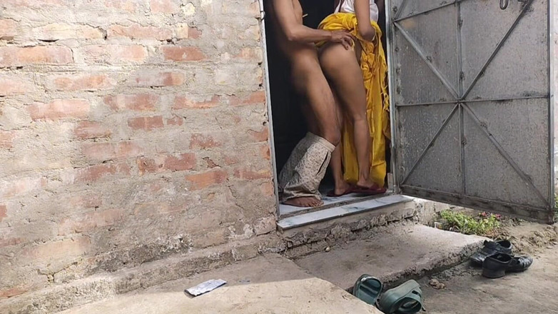 Fantacycutting: Hintli ev hanımı komşu kayınbiraderi ile açık havada sikişiyor