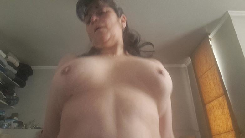 Mommy big hairy pussy: Menunggang dengan payudara yang menggeletar