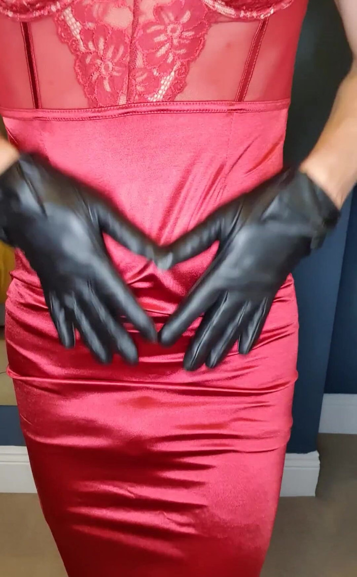 JessicaXD: 爱上了这件礼服，我等不及要穿上一些内衣并被玩弄