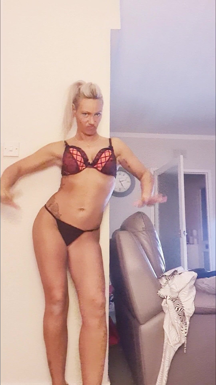 Mercedes Bendz: 흑인 대물 자지에게 따먹히는 금발 밀프