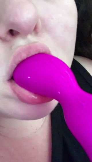 Real homemade BBW BBC porn: Youngenglishbbw смокче мій ділдо, натираючи клітор