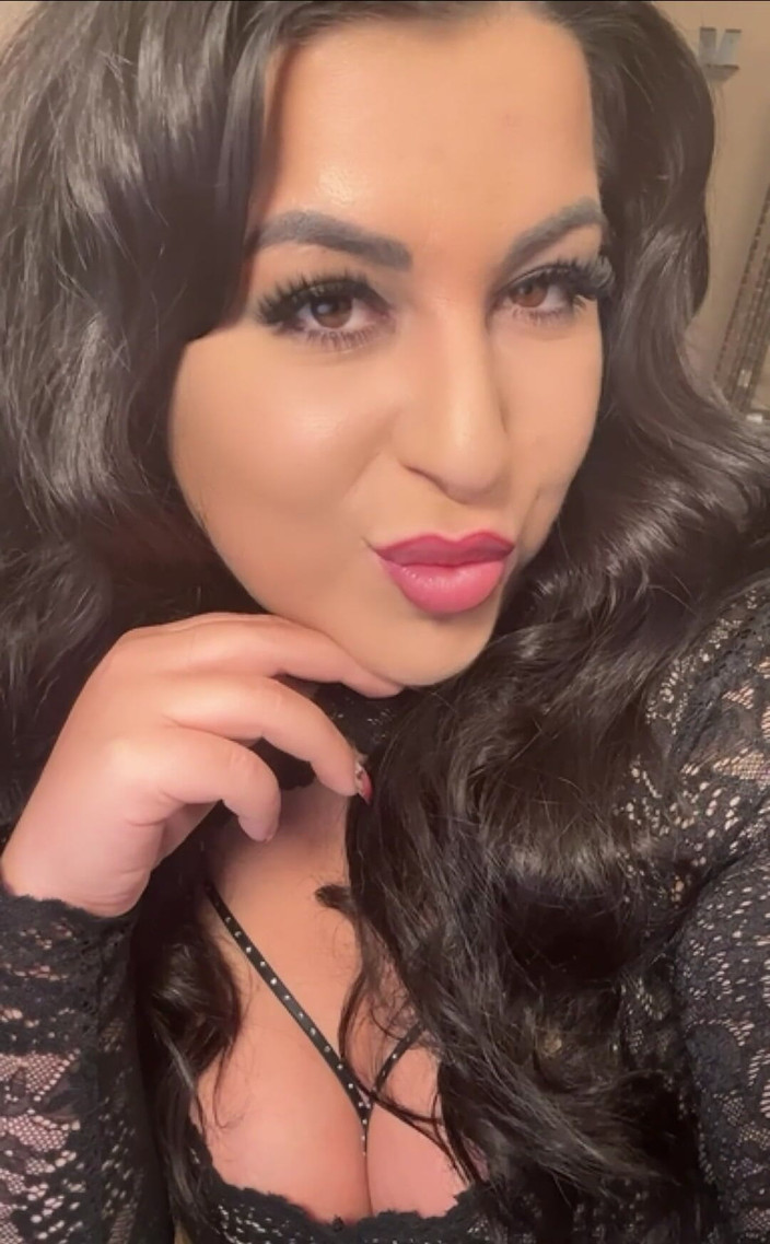 LadyAyse5: Líbá mé nejlepší otroky a fanoušky