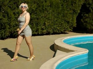 NYLON-HEELS: Pretty woman by the pool in pantyhose and heels