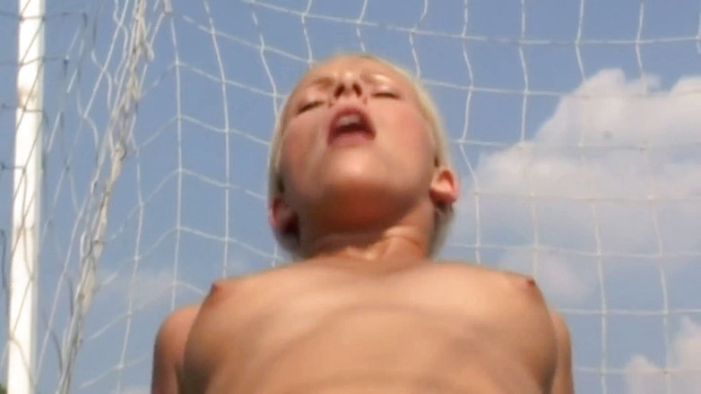 Public Entertainment: かわいいサッカーの十代積による彼女のコーチ