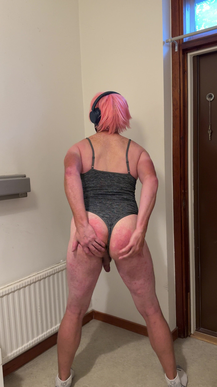 Julia Trans: トラニーがお尻を叩き、睾丸を叩き、マスターベーションとパパのために射精する