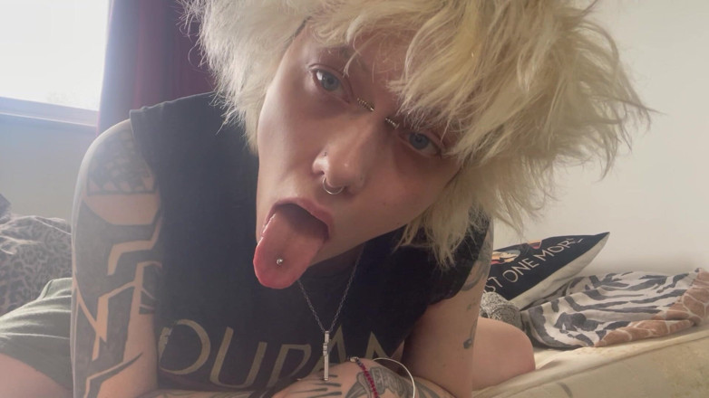 Glitterqueen1999: Bellybutton Fingering and Spit Fetish