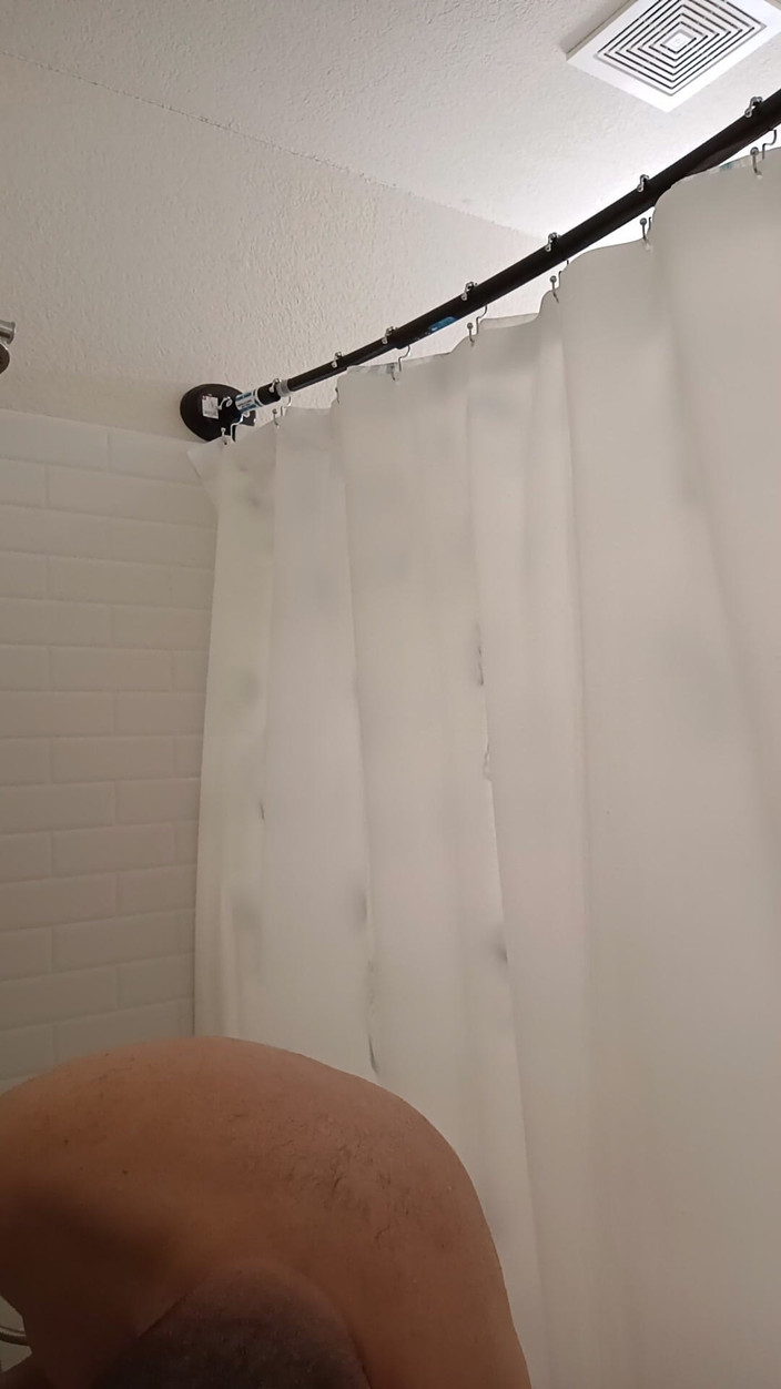 Brandon Lee: Chuveiro E Se Preparando...