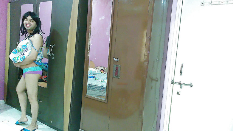 Cute & Nude Crossdresser: प्यारी बहिन क्रॉसड्रेसर फेमबॉय स्वीट लॉलीपॉप, मूतना, पीना, और नहाना