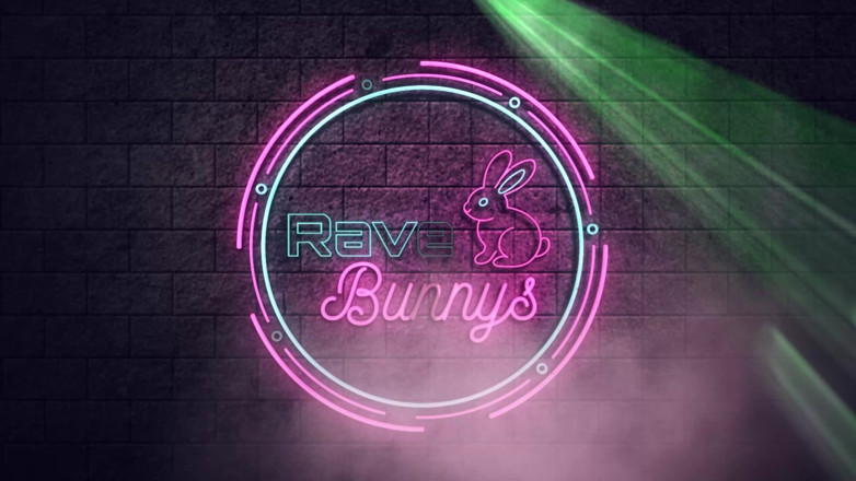 Rave Bunnys: Cheerleaderin kait spreizt ihre beine und wird in die muschi...